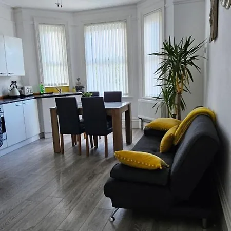 Bright Two-Bedroom Apartment With Parking, Close To Train Station & Seaside-2