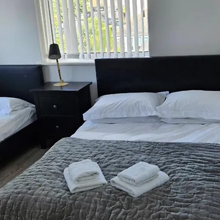 Bright Two-Bedroom Apartment With Parking, Close To Train Station & Seaside-3